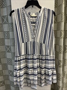 Sleeveless Tiered Tunic Top in Navy and White
